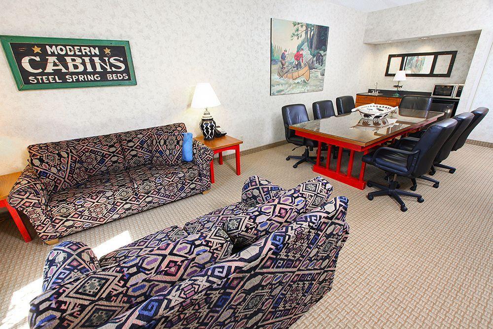 Wildwood Lodge & Suites Clive Esterno foto