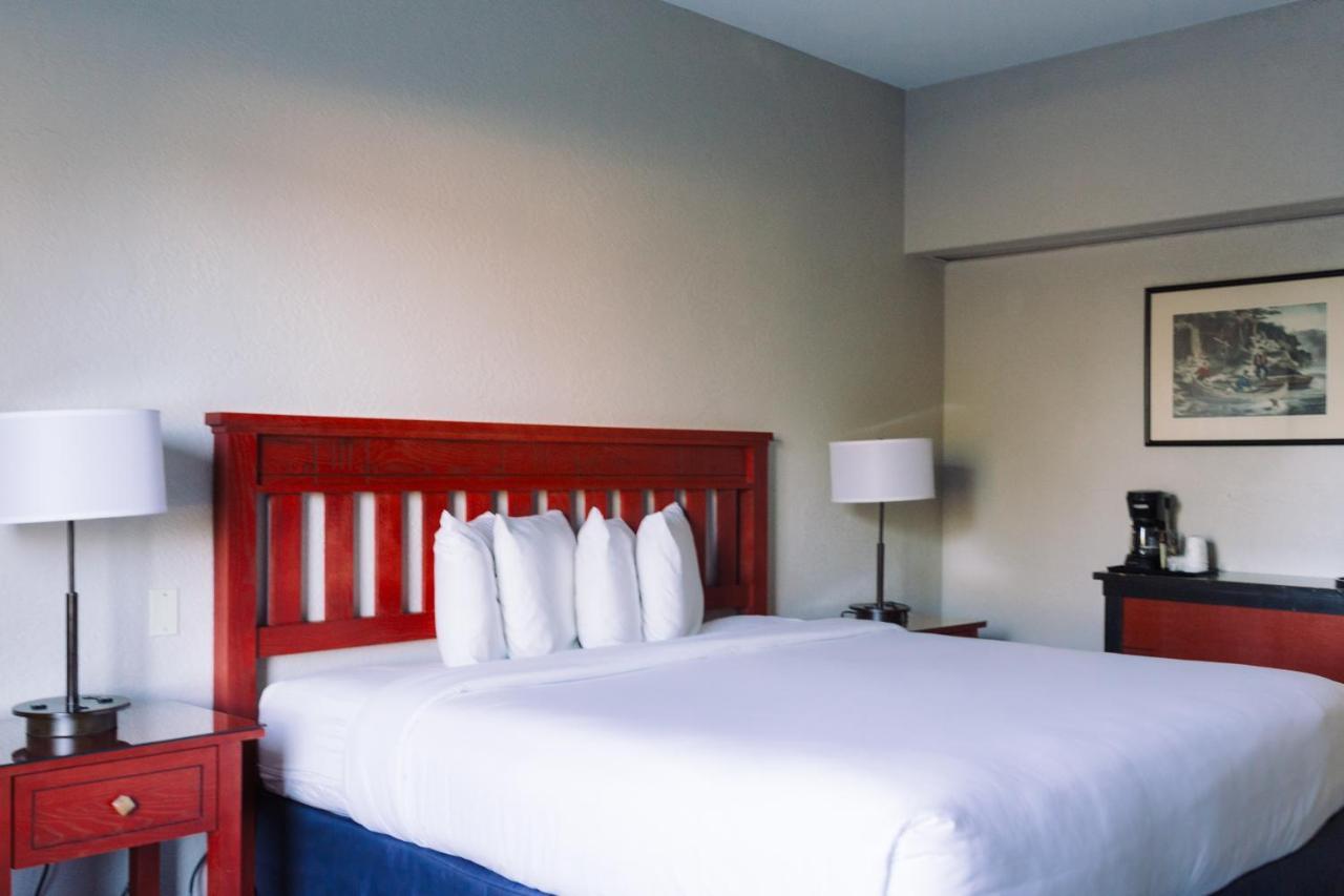 Wildwood Lodge & Suites Clive Esterno foto