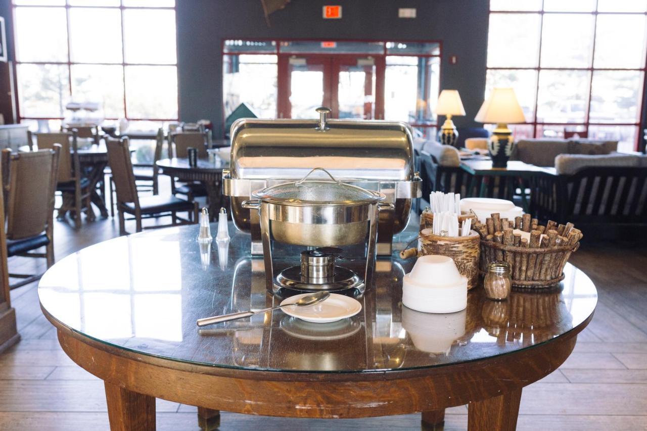 Wildwood Lodge & Suites Clive Esterno foto