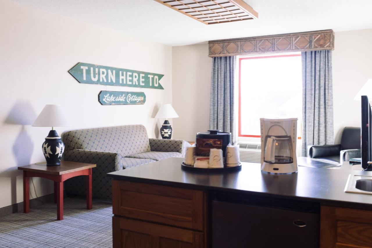 Wildwood Lodge & Suites Clive Esterno foto